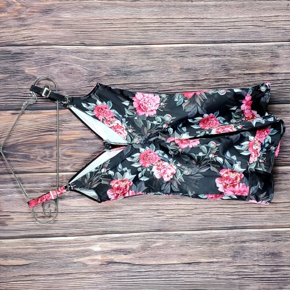 Clara Story Floral Romper - Picture 7 of 8